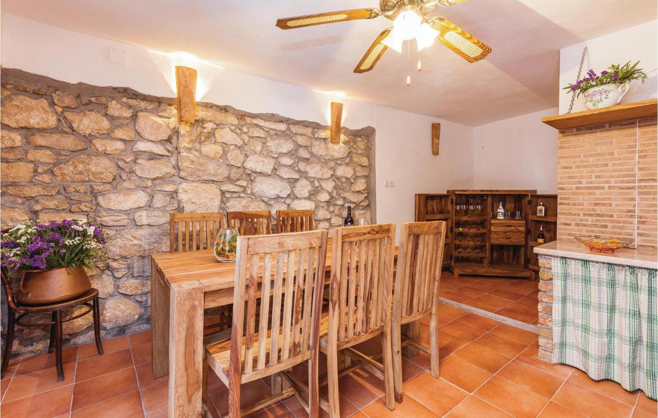 Stunning Home In Punat With Kitchen สตาราบัชกา ภายนอก รูปภาพ